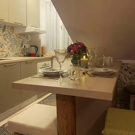 Hygge Home With Terrace - Cottage-Style Apartment With Free Parking Friday 7 Pm - Monday 8 Am Apartment